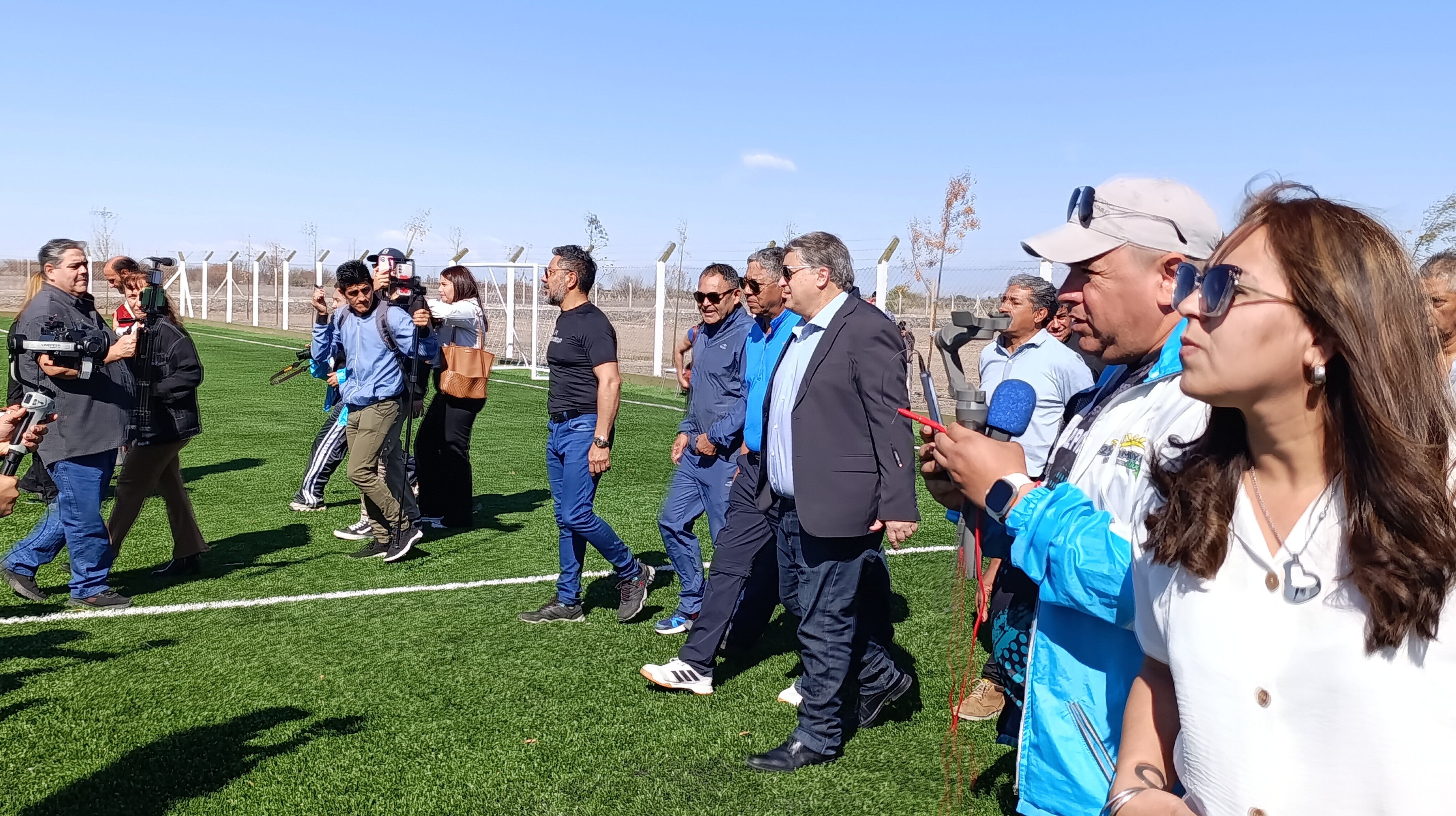 El intendente de 25 de Mayo,Rodolfo Jalife,finalmente dejo inaugurada la primera cancha sintética de futbol que acompañara al proyecto de un gran multideportivo en Casuarinas.