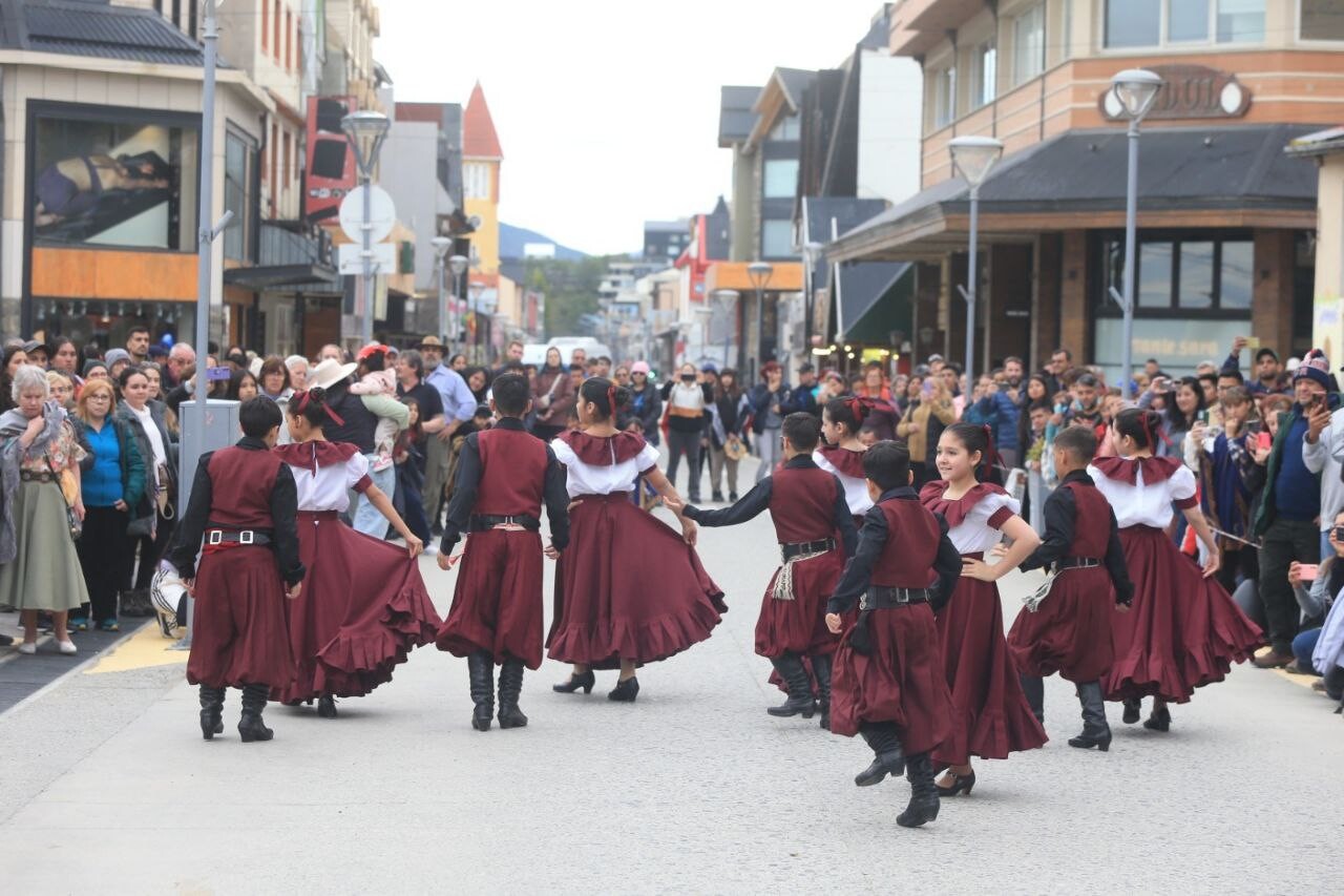 LA MUNICIPALIDAD DE USHUAIA CELEBRÓ EL “DÍA DE LA TRADICIÓN” JUNTO A VECINOS Y VECINAS EN LA CALLE SAN MARTÍN
