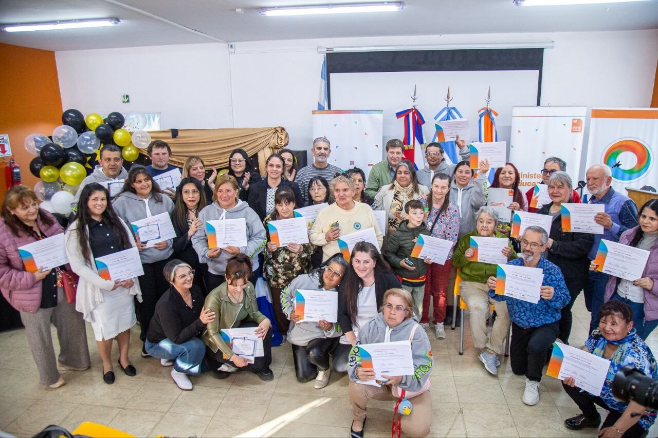 «SEGUIMOS EN EL CAMINO PARA QUE NO HAYA UN FUEGUINO O FUEGUINA QUE NO SEPA LEER Y ESCRIBIR»
