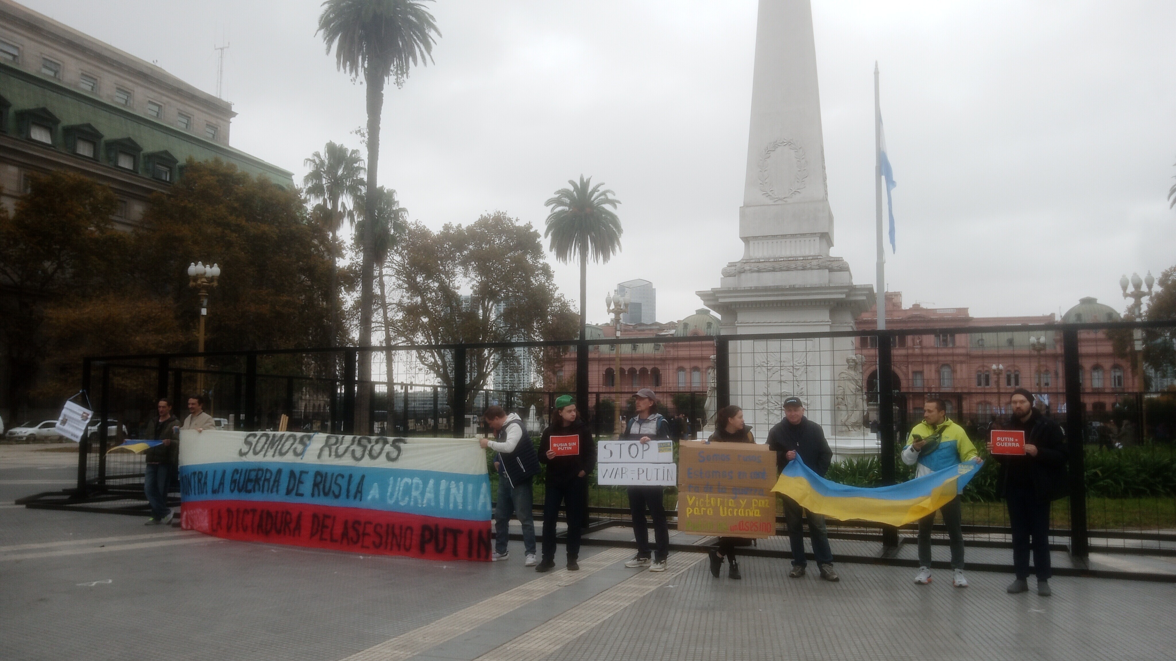 IMG_20260524_133319.jpg Rusos se manifestaron en Plaza de Mayo contra la guerra y contra Putin