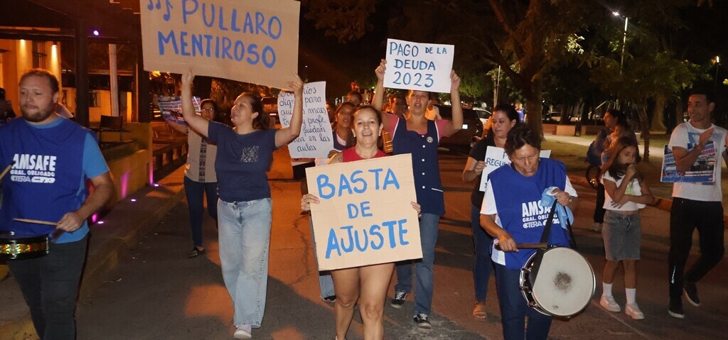 Imponente manifestación de empleados públicos en Las Toscas, reclamaron al gobierno de Pullaro, “Que NO mientan Más y basta ya de despojar derechos”, CHARO TRAIDORA.
