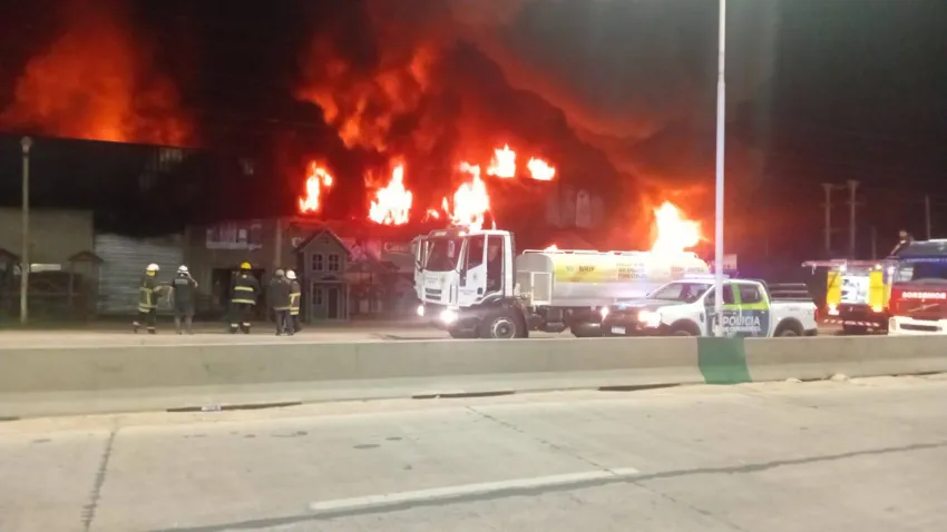 INCENDIO MADERERA.webp Corrientes: impresionante incendio en una maderera por Ruta 5