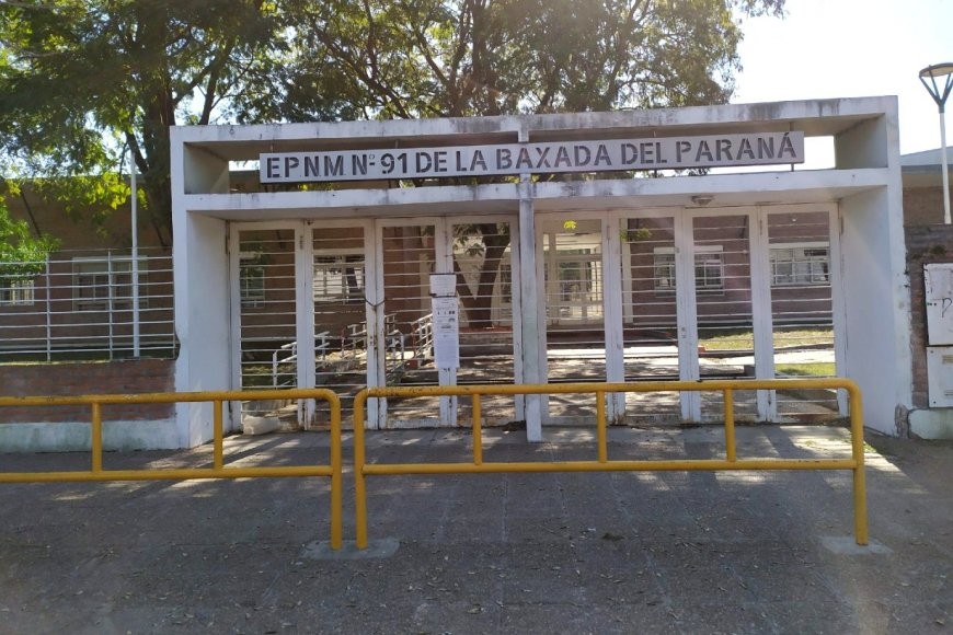 Alumnas se trenzaron a golpes en escuela de Paraná y docentes resultaron heridos al separarlas