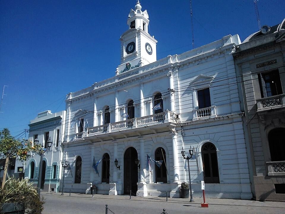 VILLAGUAY: Total desidia fuera del pavimento. Sin controles de velocidad de cualquier vehículo, escapes libres, perros en las calles… Falta de riego en el ripio.. Un desastre…