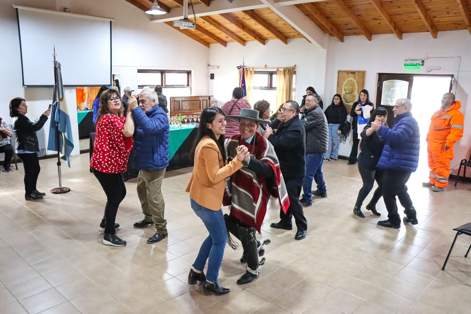 LA COMUNIDAD CHILENA EN TOLHUIN CELEBRÓ SUS FIESTAS PATRIAS JUNTO AL MUNICIPIO