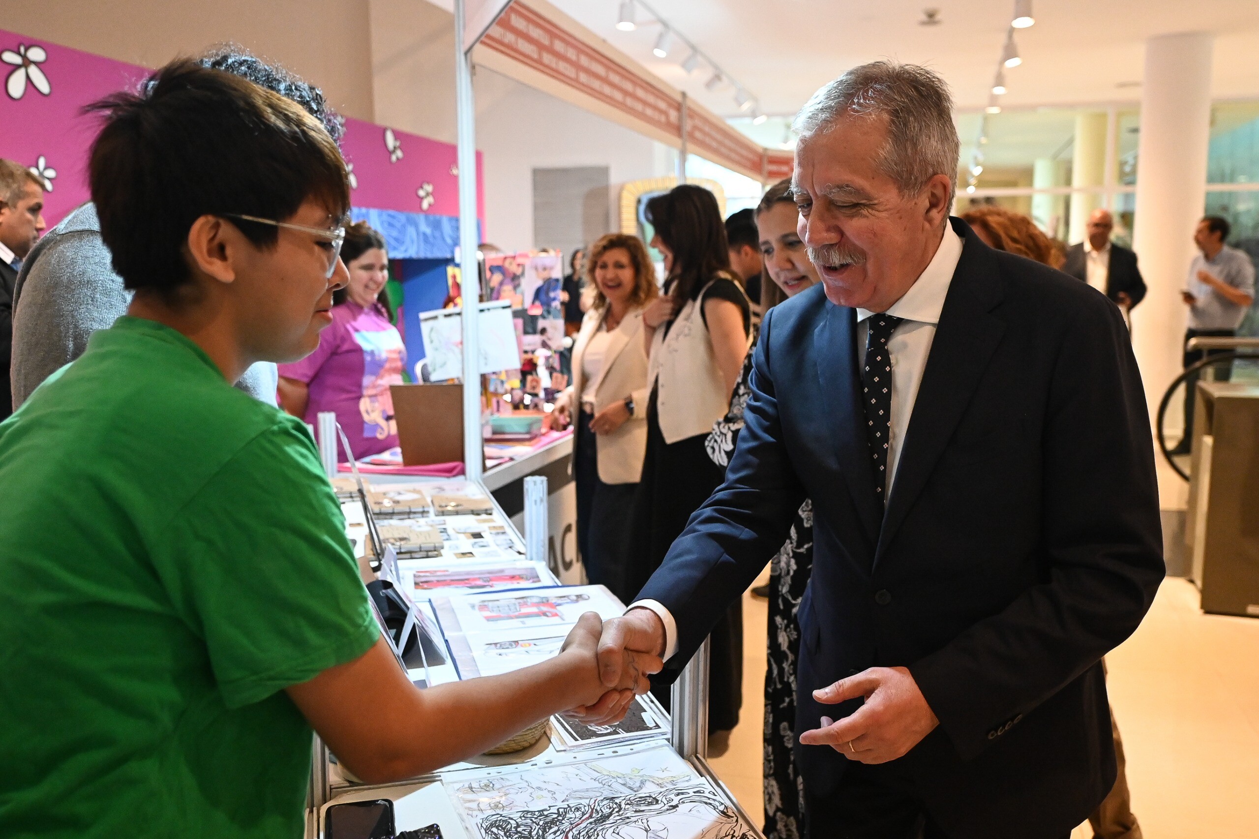 Imagen de WhatsApp 2025-09-26 a las 12.11.15_168cd46e.jpg EL JEFE DE GABINETE RECORRIÓ EL 4º ESPACIO INFANTO JUVENIL Y DE CÓMICS EN EL CCB