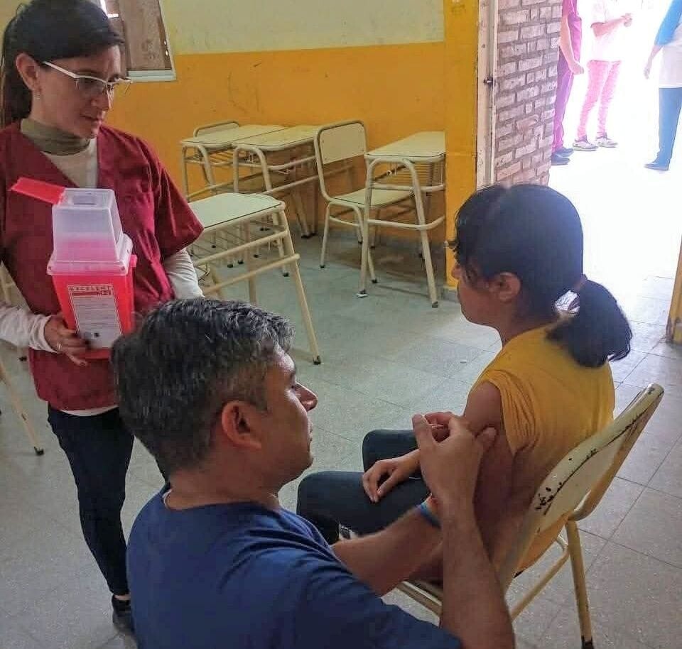 Imagen de WhatsApp 2025-09-26 a las 13.57.10_d234a83c.jpg Se realizó una jornada de vacunación contra el HPV en la “Esc. Cecilia Grierson” del B° El Rincón
