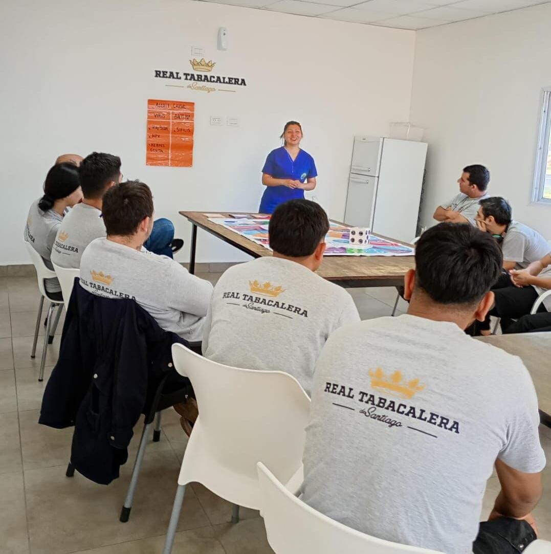 Imagen de WhatsApp 2025-10-05 a las 12.31.19_fab95342.jpg La Municipalidad de La Banda realizó un taller de prevención de ITS en la Real Tabacalera de Santiago