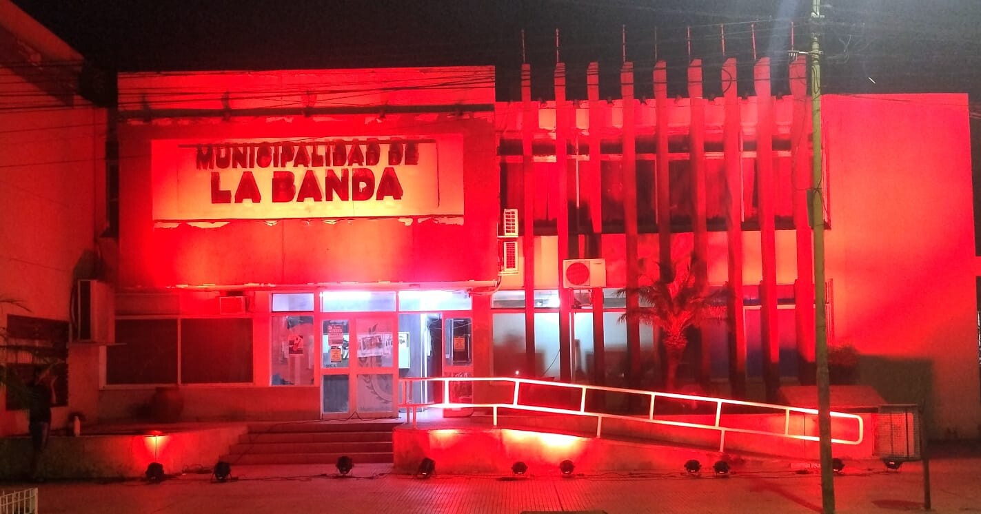 La Banda se iluminó de Rojo para conmemorar el Día Mundial Contra la Poliomielitis La Banda se iluminó de Rojo para conmemorar el Día Mundial Contra la Poliomielitis