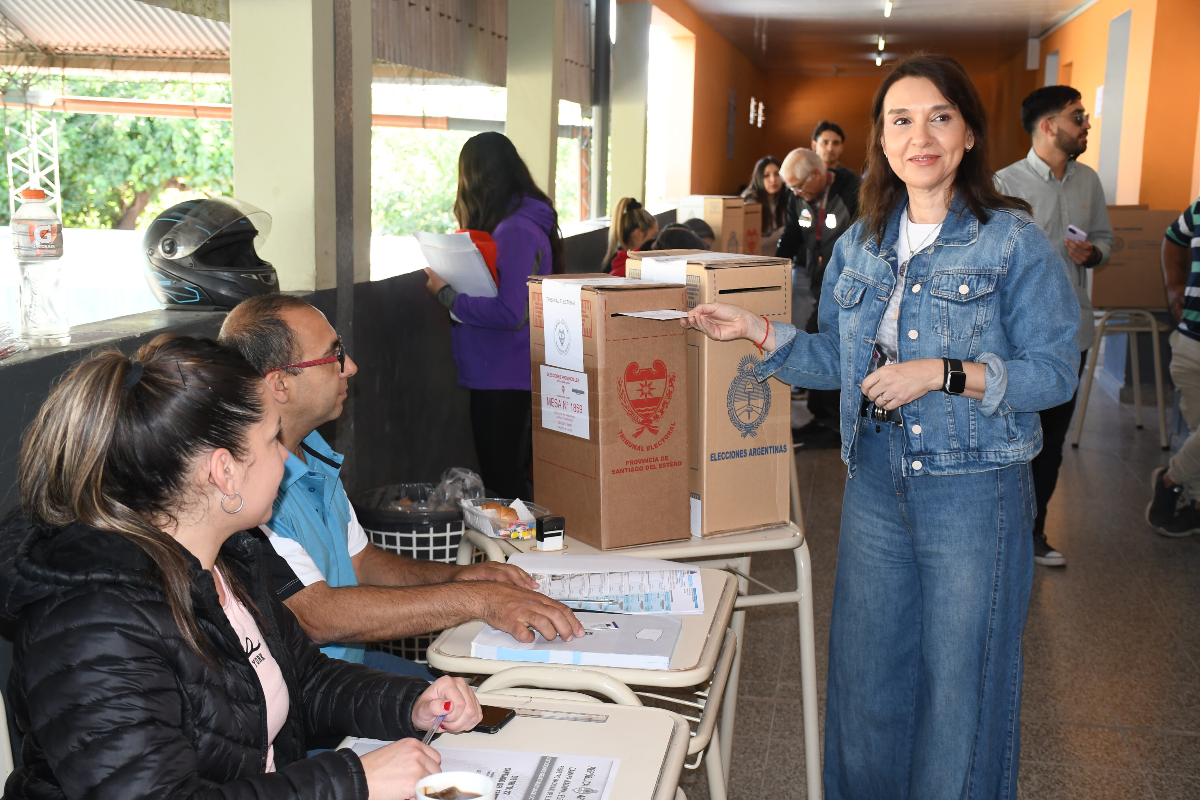 LA MINISTRA DE EDUCACIÓN MARIELA NASSIF EMITIÓ SU VOTO LA MINISTRA DE EDUCACIÓN MARIELA NASSIF EMITIÓ SU VOTO