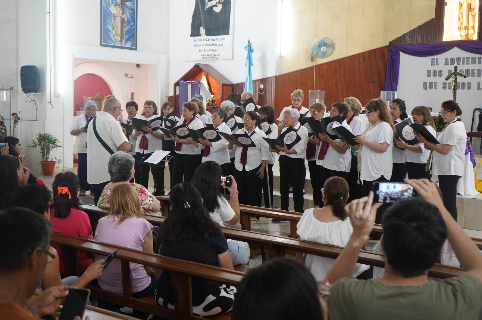 Se desarrolló con éxito el «Encuentro Coral Navideño» en la Parroquia Cristo Rey