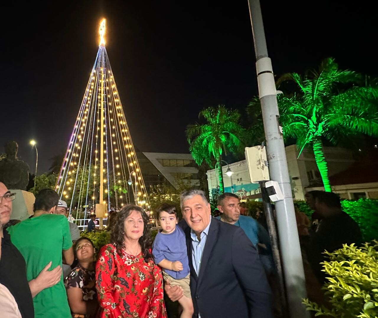 Nediani encabezó el encendido de las luces del Árbol de Navidad en un multitudinario evento