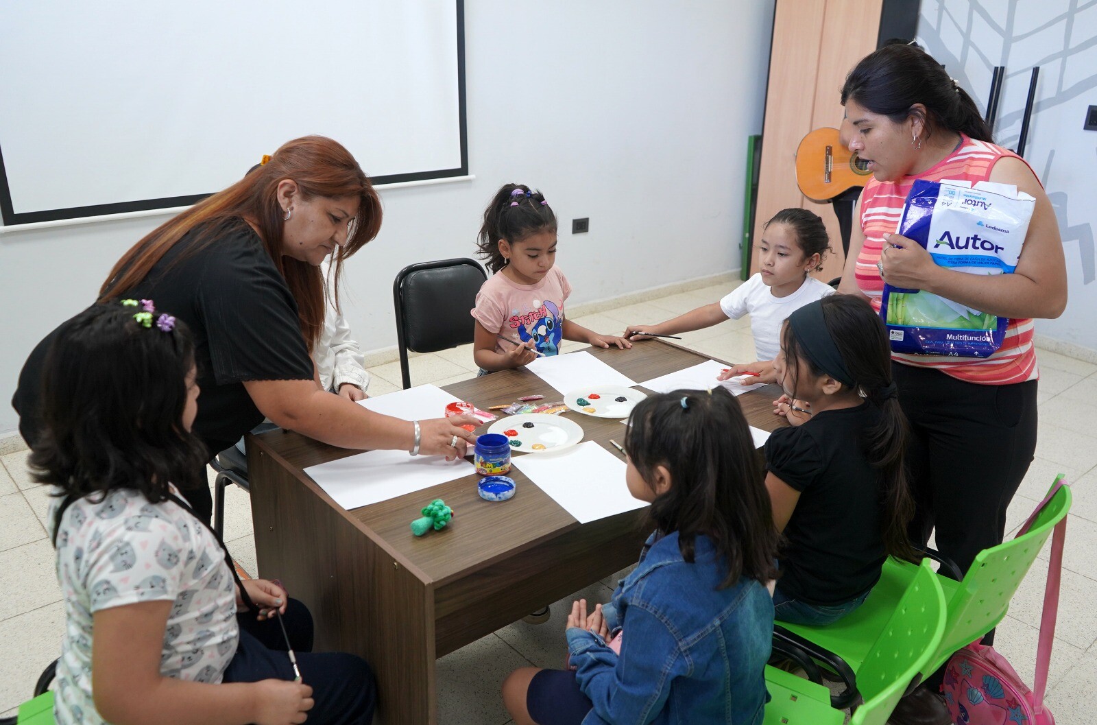 Los niños bandeños disfrutaron de un espacio de creatividad en el “Taller de Arte Navideño”