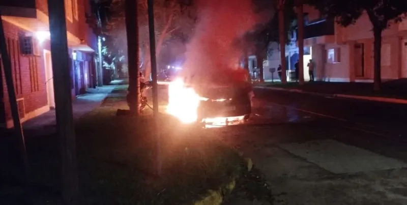 Barrio Candioti Sur: se incendió un automóvil en plena vía pública