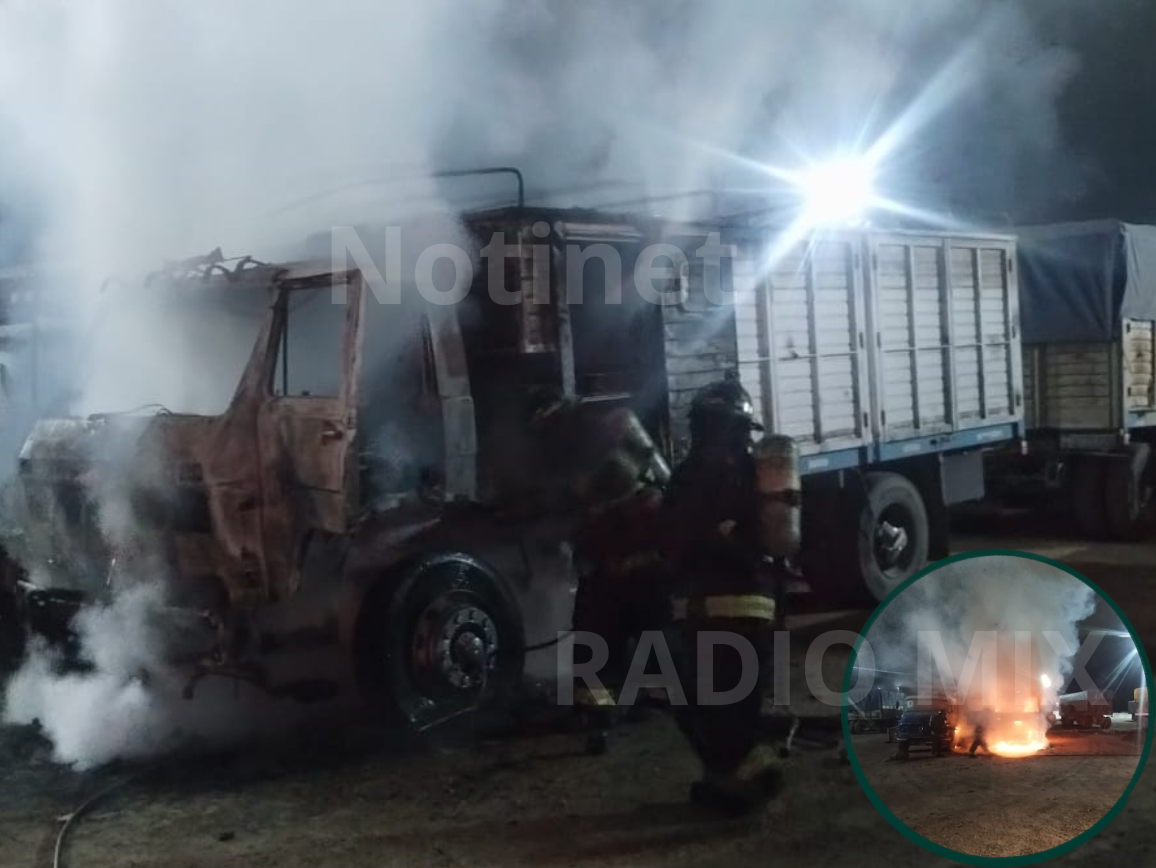 IncendioPGSM.png Voraz incendio en una planta industrial de Puerto San Martín afectó a dos camiones
