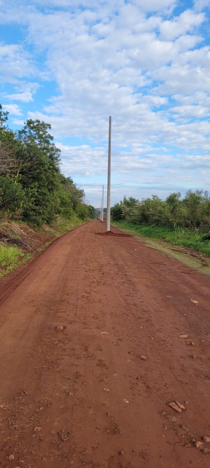 Indignación en Jardín América: denuncian que EMSA colocó postes a mitad de la calle