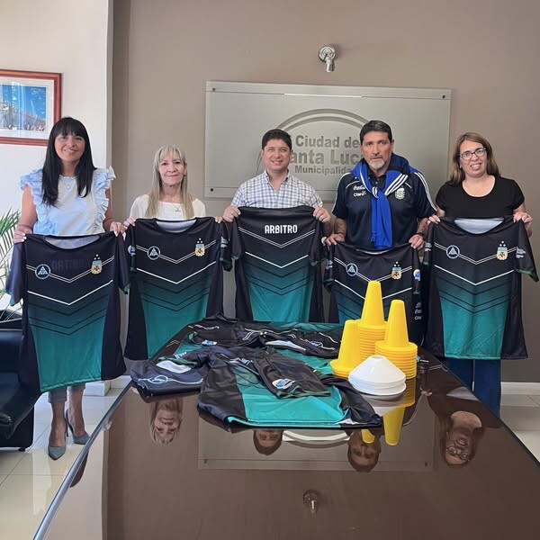 SANTA LUCÍA: entrega de camisetas a la Asociación Sanjuanina de Árbitros Adherentes