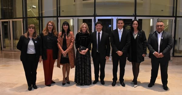 SANTA LUCÍA: el Intendente Juan José Orrego en la gala Patria en el Teatro del Bicentenario