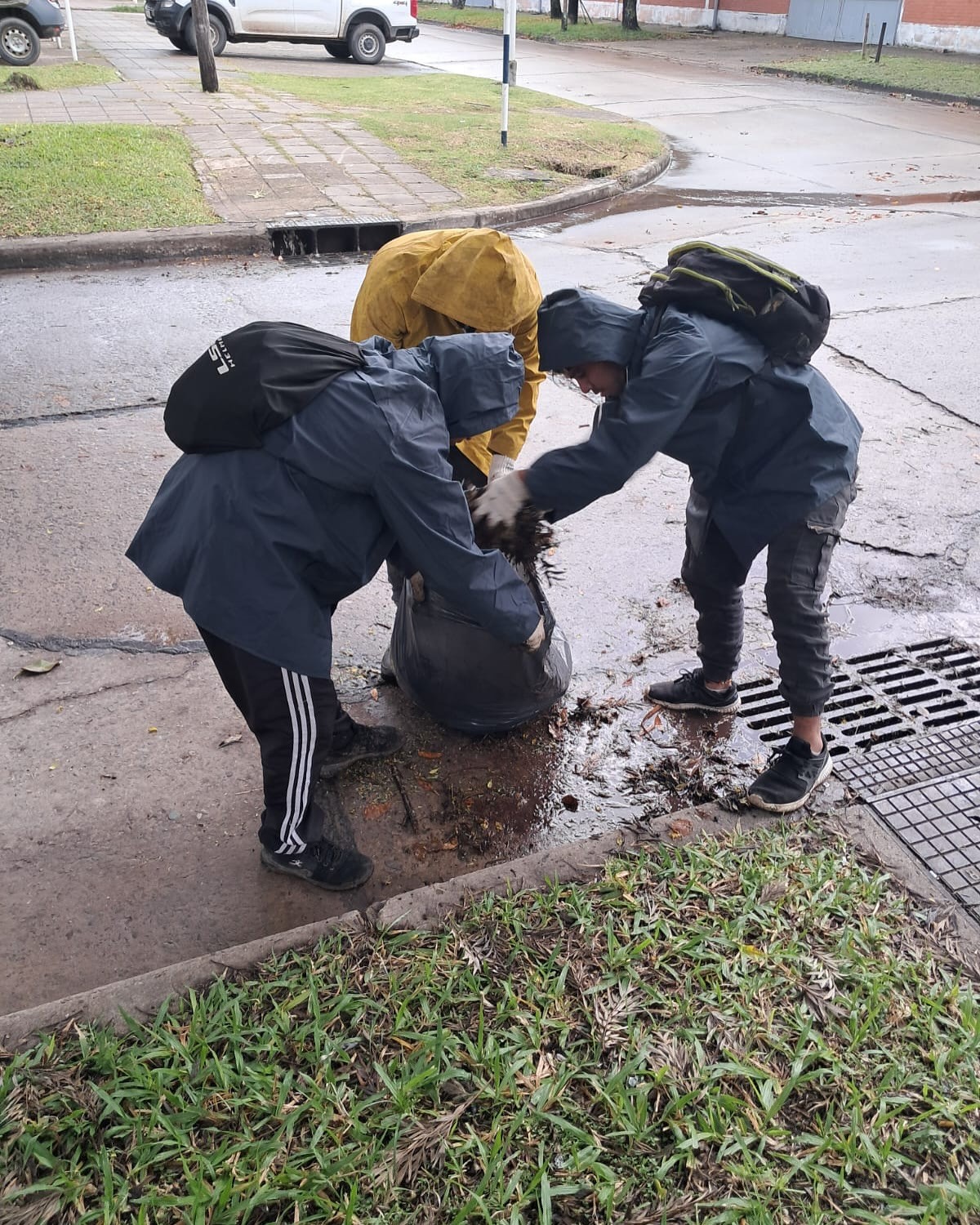 Cuadrillas comunales accionaron este sábado para optimizar el funcionamiento de los desagües pluviales