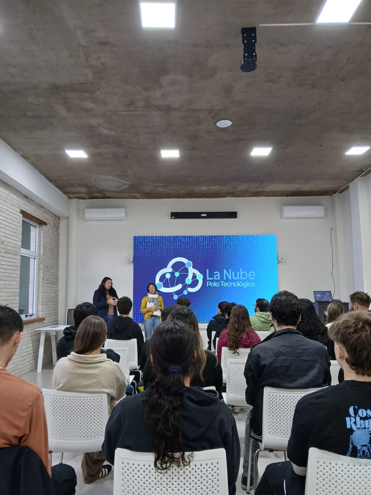 Jóvenes participan de una jornada de encuentro en La Nube