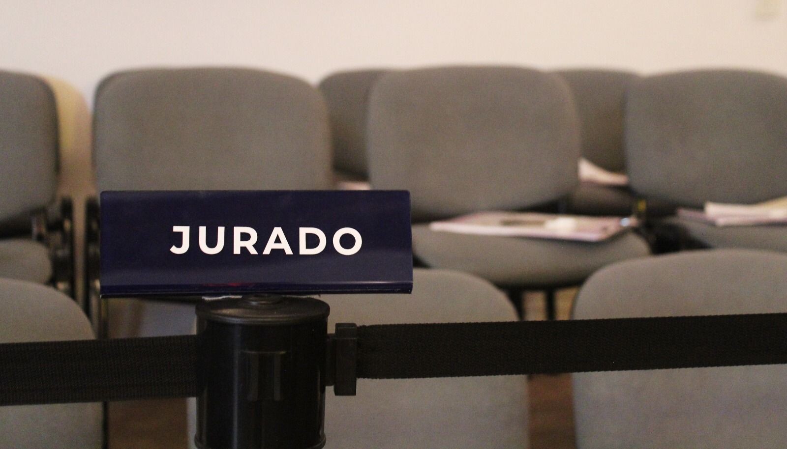 Juicio-por-jurados-en-Chubut.jpeg Juicio por jurados suspendido: el imputado viajó, se dispuso su detención y la evitó con un certificado