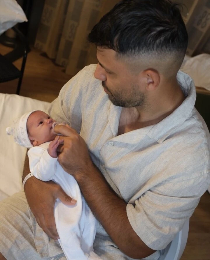 El Kun Agüero presentó oficialmente a su hija Olivia.
