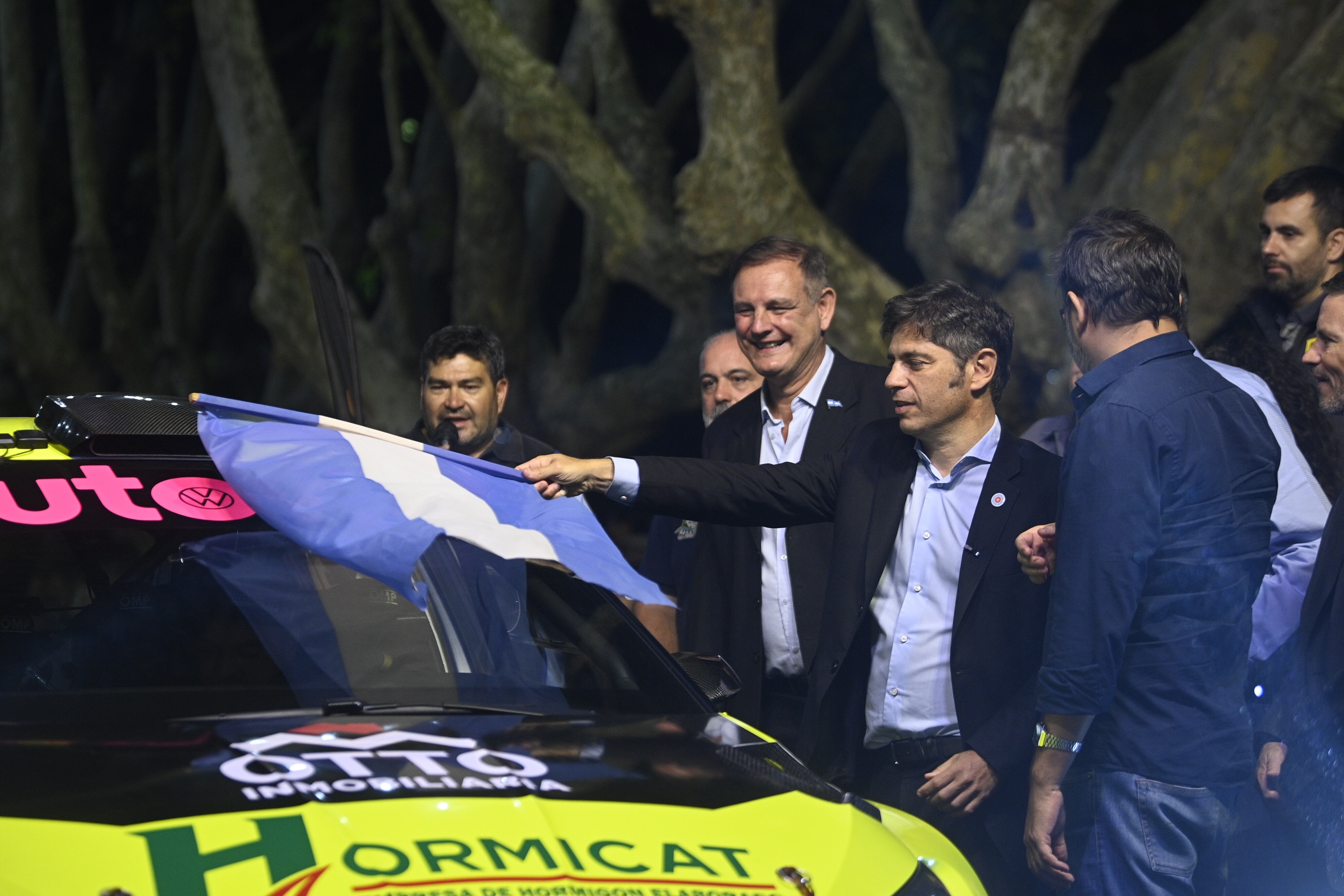 Kicillof Madariaga con intendente.JPG