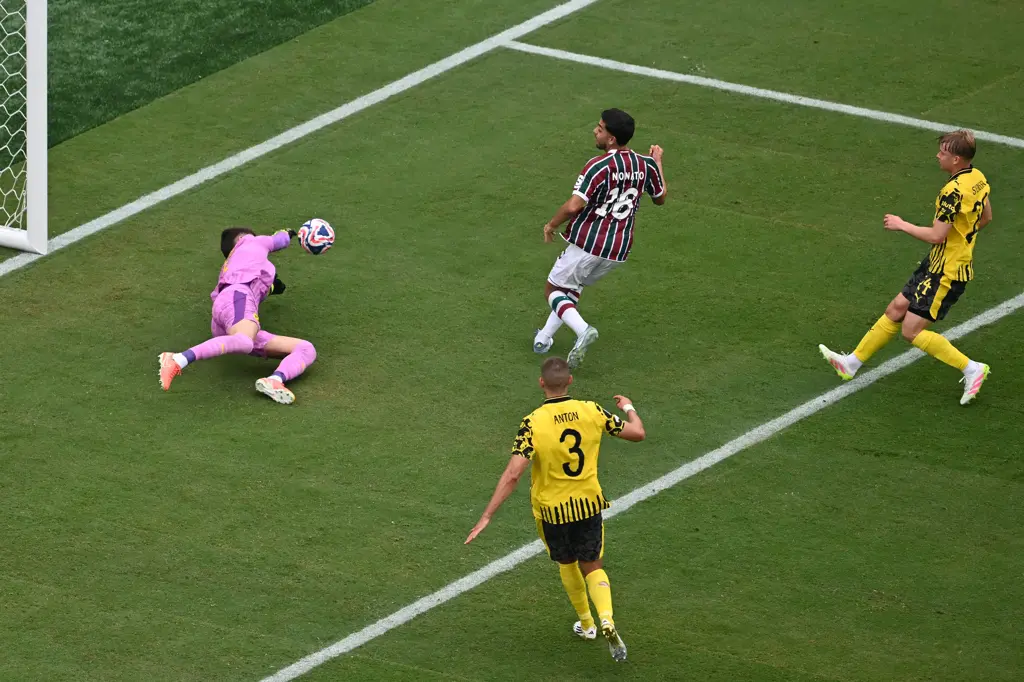 Fluminense hace más por ganar, pero no le llega el gol contra el Borussia Dortmund