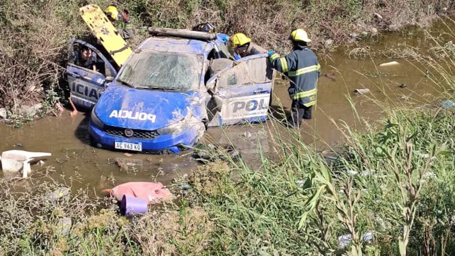 L.jpg Persecución policial terminó con un patrullero en un canal y dos efectivos heridos