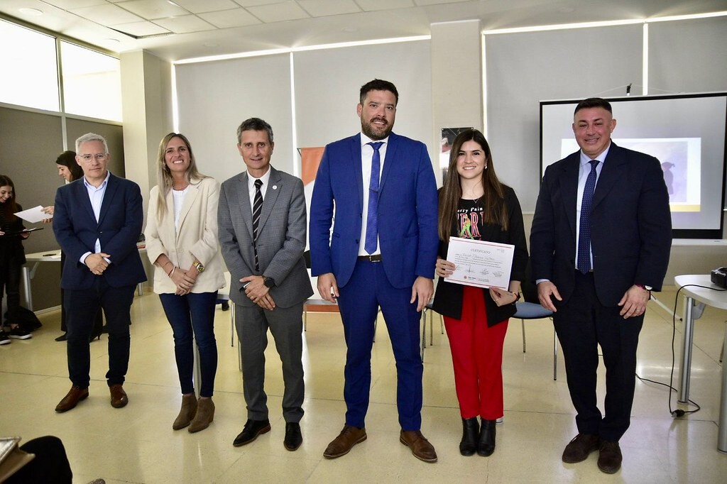 Finalizó la primera cohorte del curso de lengua de señas Nivel Básico destinado a los empleados de la administración pública quienes recibieron su certificado de finalización avalado por el Ministerio de Educación resolución ministerial N° 044334-ME- 2024.