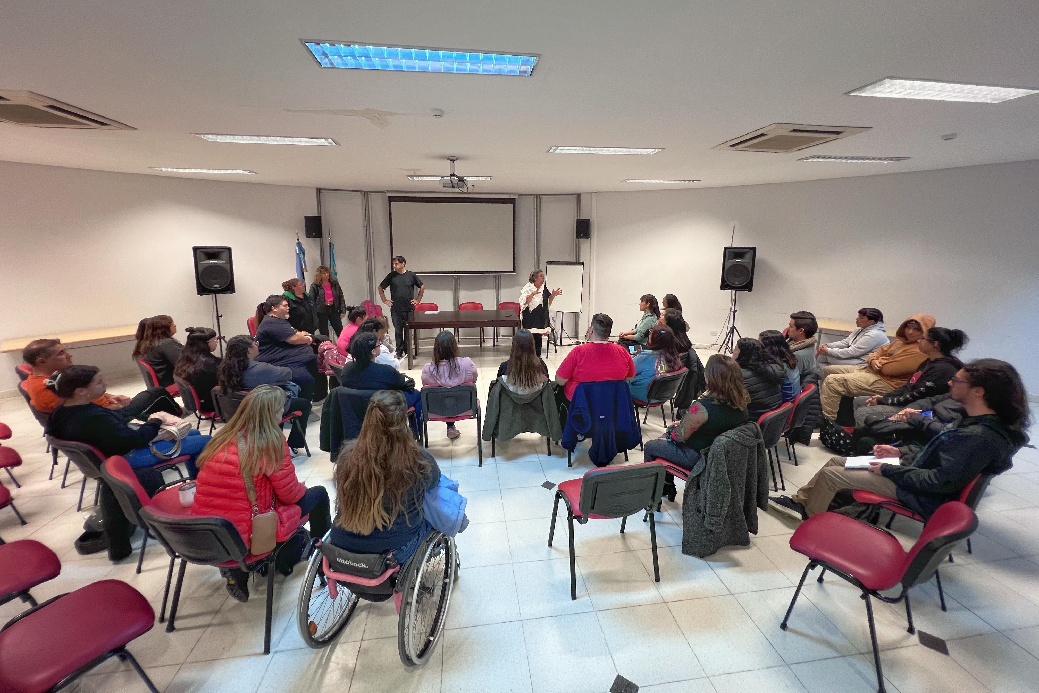 Con amplia convocatoria dio inicio el curso gratuito de lengua de señas