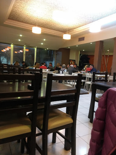 Asalto y robo con armas de fuego en una lomoteca