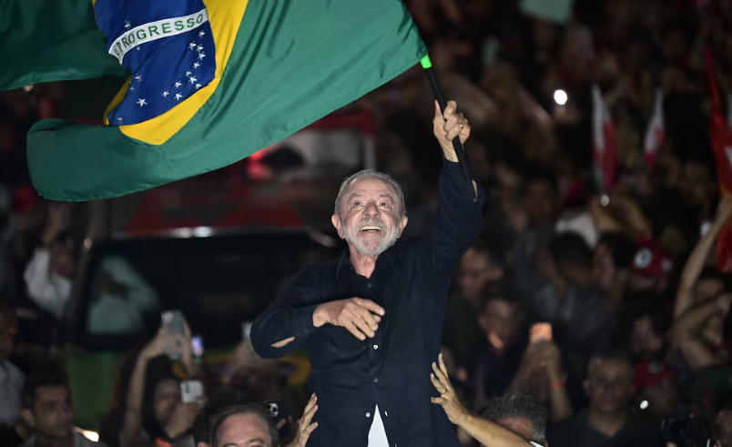Histórico balotaje: Lula da Silva le ganó Flávio Bolsonaro y asumirá un cuarto mandato en Brasil