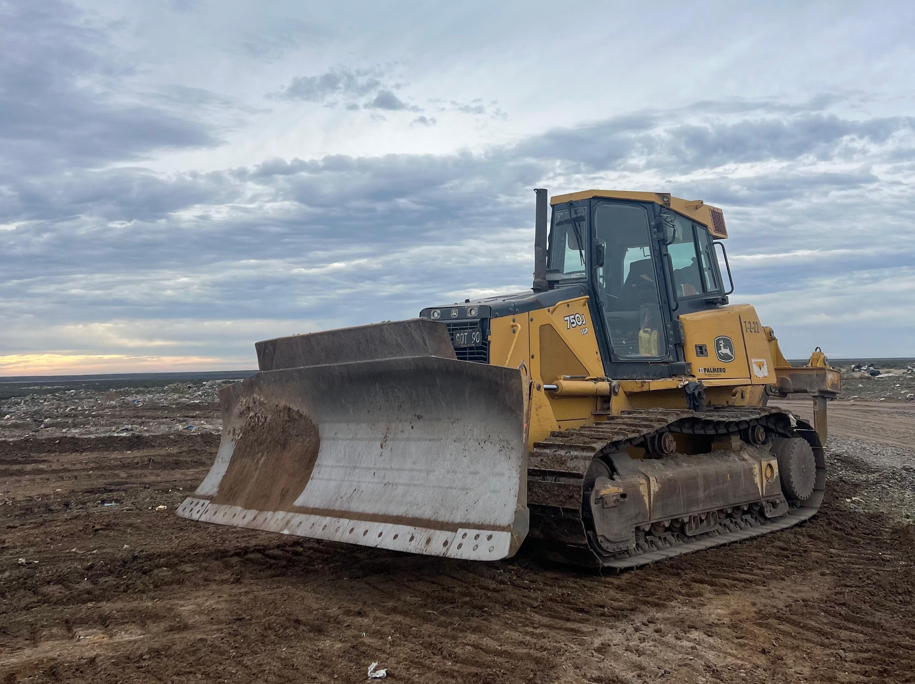 El Gobierno del Chubut realizó tareas de limpieza y movimiento de suelo a la vera de la Ruta Provincial N° 1