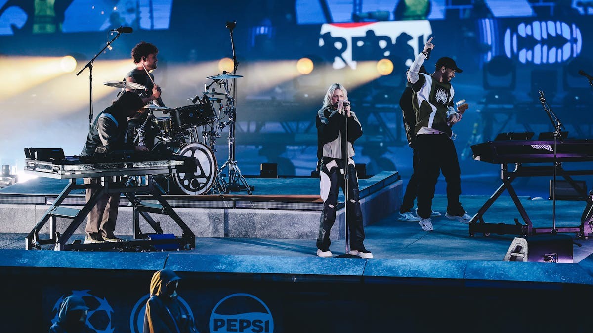 Mira a Linkin Park actuar en la final de la Champions League de anoche