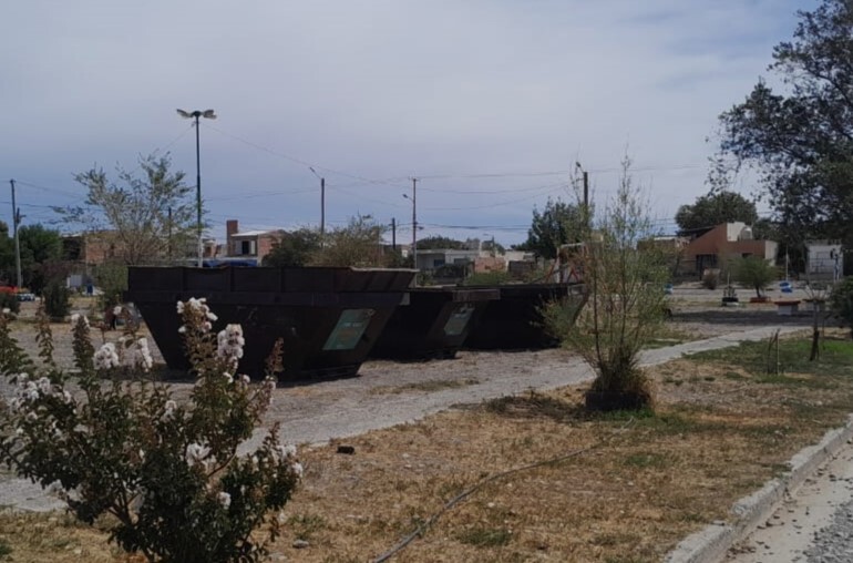Los volquetes de «Eco Capital» se trasladaron al barrio Área 16 de Rawson