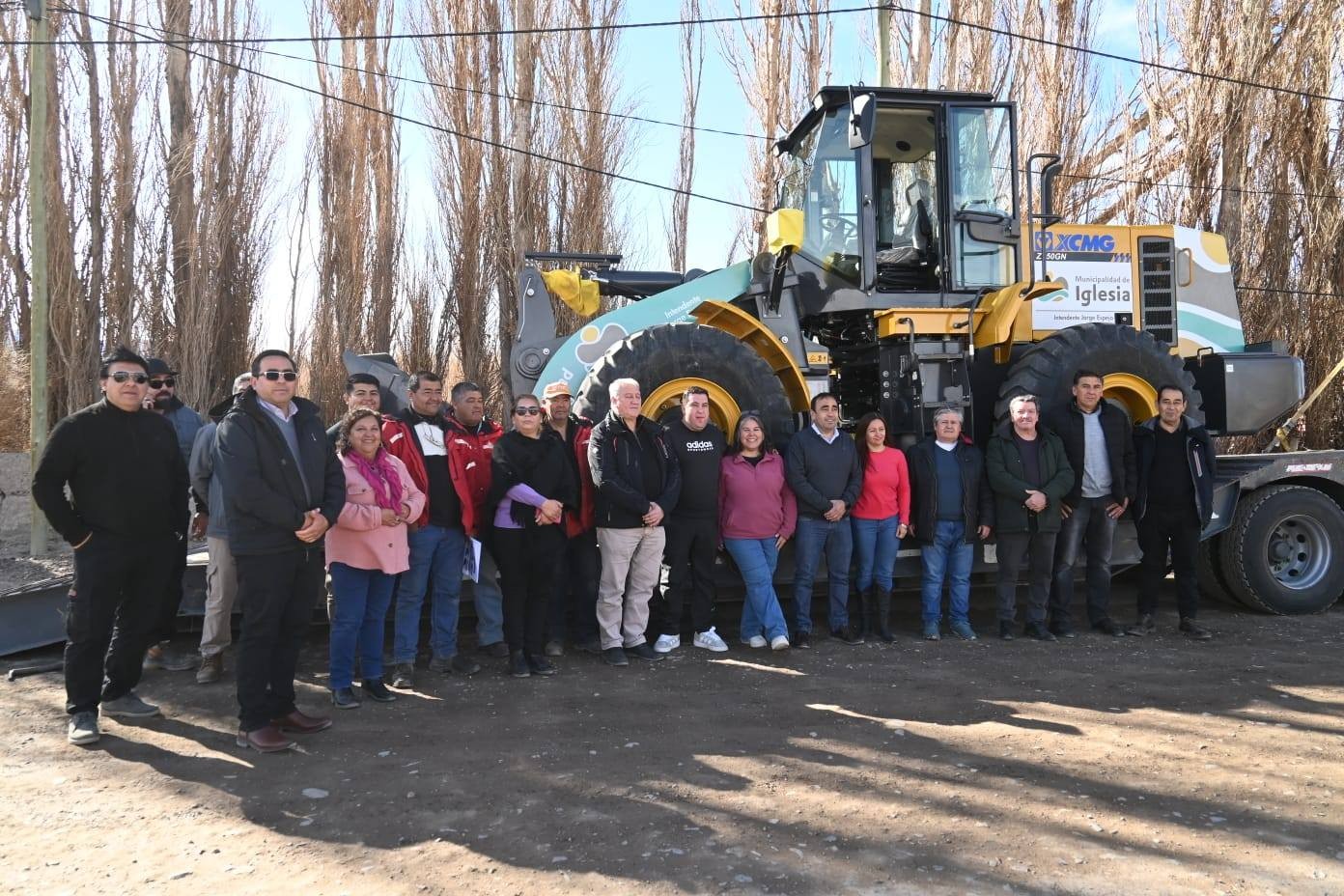 IGLESIA: una nueva Máquina Cargadora Frontal destinada a potenciar los trabajos de Obras Municipales en todo el departamento