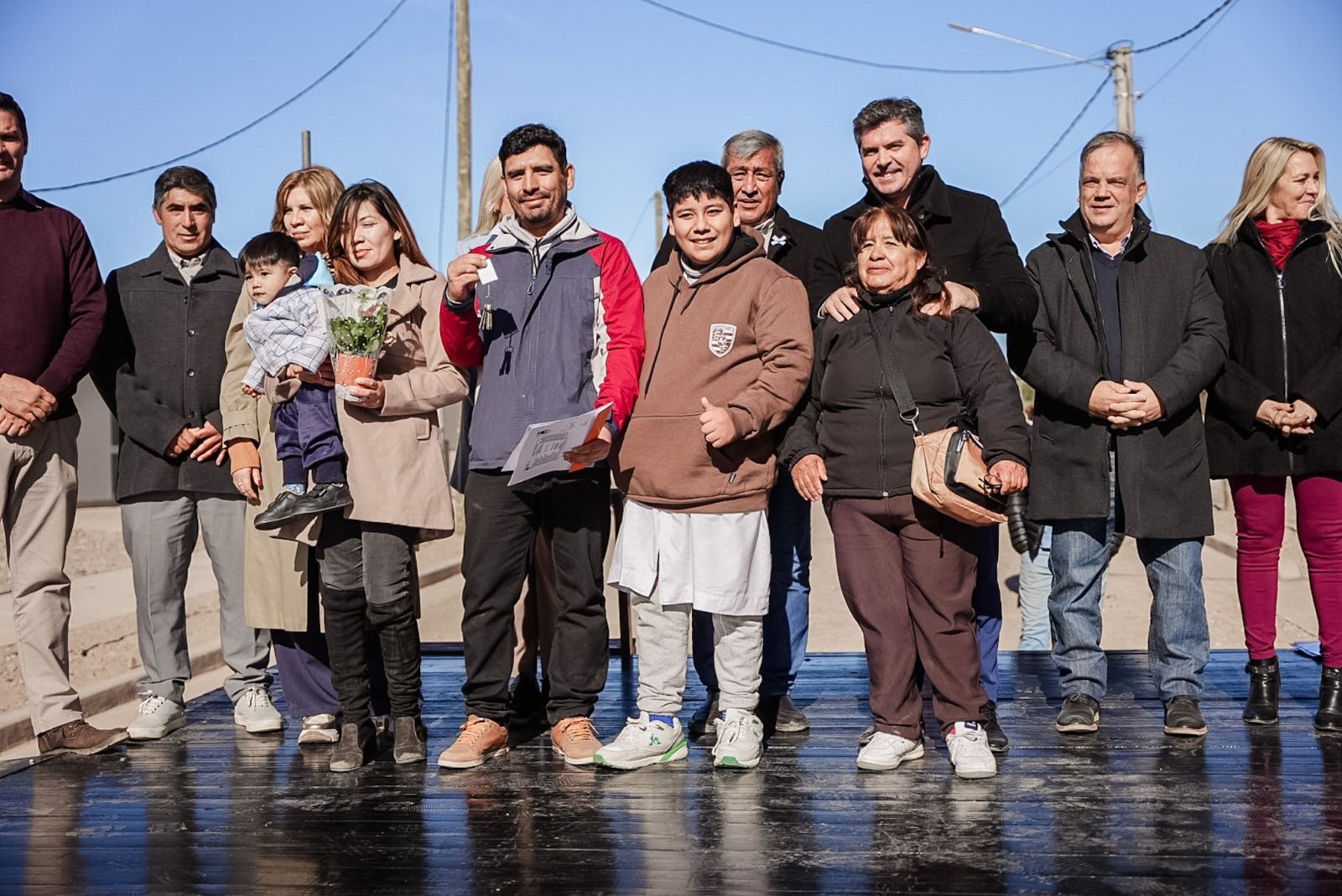 CALINGASTA: 58 Felices Familias, recibieron de manos del Gobernador Orrego, las llaves de nuevas viviendas
