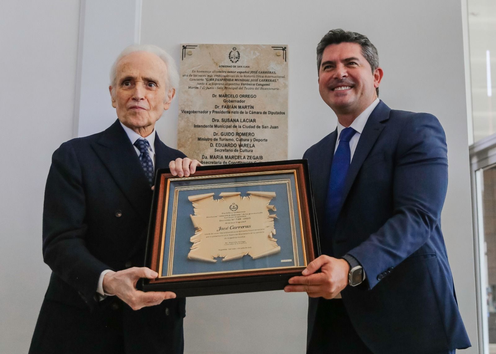 Orrego distinguió al tenor José Carreras como huésped de honor en el Teatro del Bicentenario