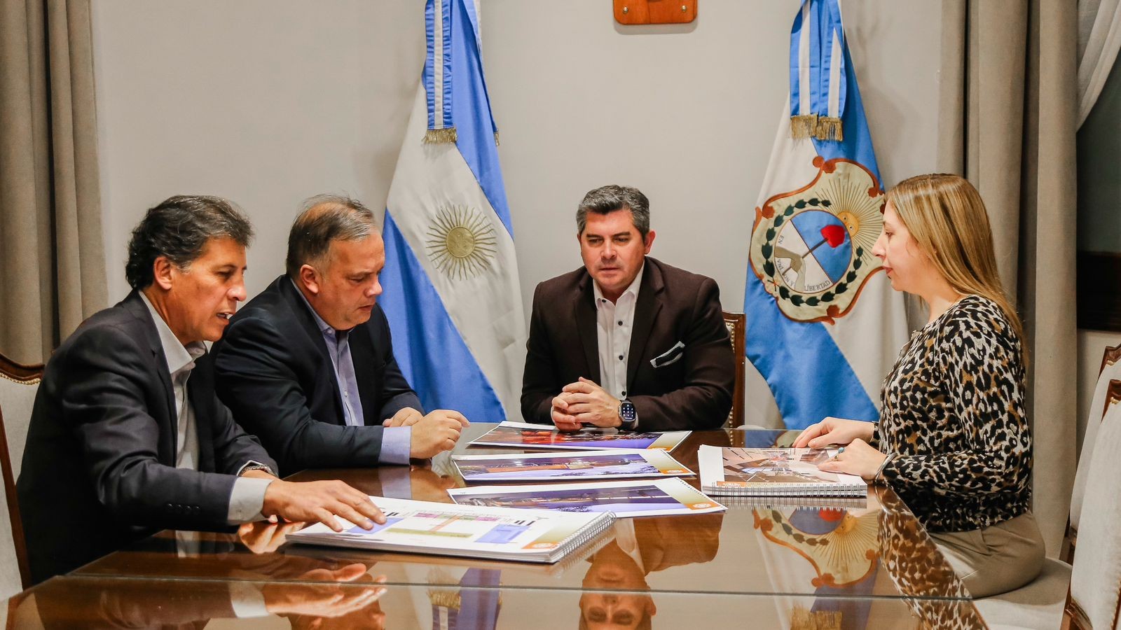 El Gobernador Marcelo Orrego, recibió el proyecto de reestructuración, ampliación y remodelación de la Terminal de Ómnibus de San Juan