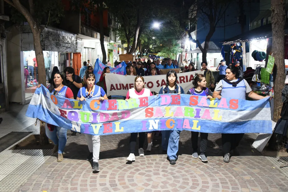 DOCENTES AUTOCONVOCADOS VUELVEN A MARCHAR