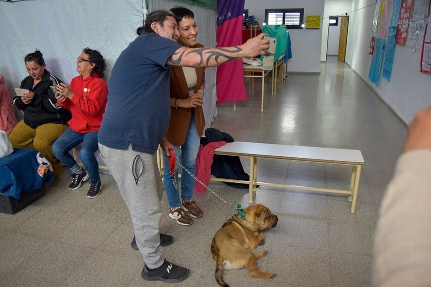 MAYRA ACOMPAÑÓ A VECINOS QUE PARTICIPARON DE UN NUEVO MEGAOPERATIVO DE CASTRACIÓN Y VACUNACIÓN DE ANIMALES EN QUILMES OESTE 1.jpg