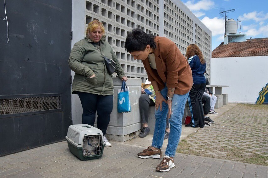 MAYRA ACOMPAÑÓ A VECINOS QUE PARTICIPARON DE UN NUEVO MEGAOPERATIVO DE CASTRACIÓN Y VACUNACIÓN DE ANIMALES EN QUILMES OESTE 2.jpg