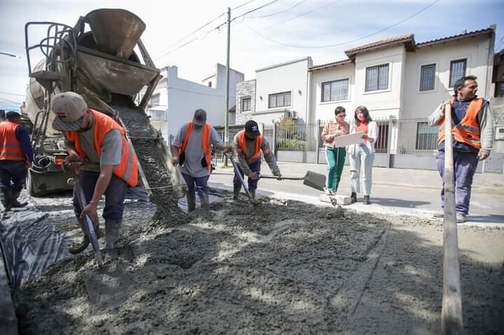 MAYRA SUPERVISÓ UNA OBRA DE BACHEO EN BERNAL Y COMPARTIÓ UNA MATEADA JUNTO A VECINOS Y VECINAS DE VILLA ALCIRA 1.jpg
