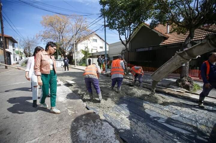 MAYRA SUPERVISÓ UNA OBRA DE BACHEO EN BERNAL Y COMPARTIÓ UNA MATEADA JUNTO A VECINOS Y VECINAS DE VILLA ALCIRA 2.jpg