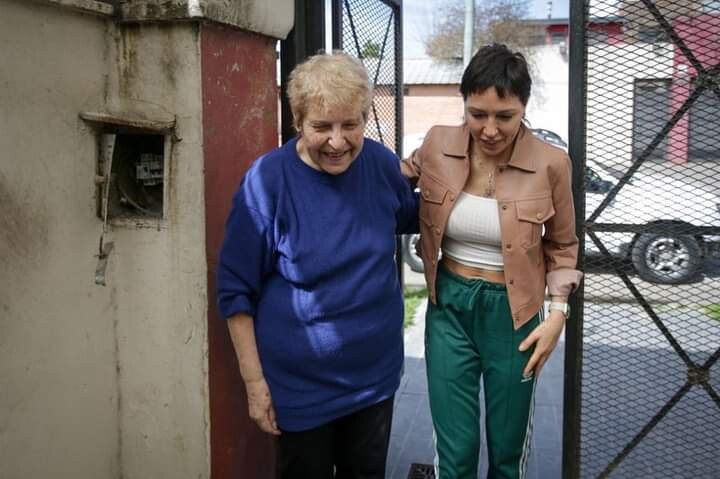 MAYRA SUPERVISÓ UNA OBRA DE BACHEO EN BERNAL Y COMPARTIÓ UNA MATEADA JUNTO A VECINOS Y VECINAS DE VILLA ALCIRA 5.jpg