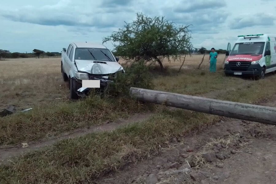 MERCEDES.jpg Chocó una columna de hormigón y deja sin electricidad a ciudad del interior de Corrientes