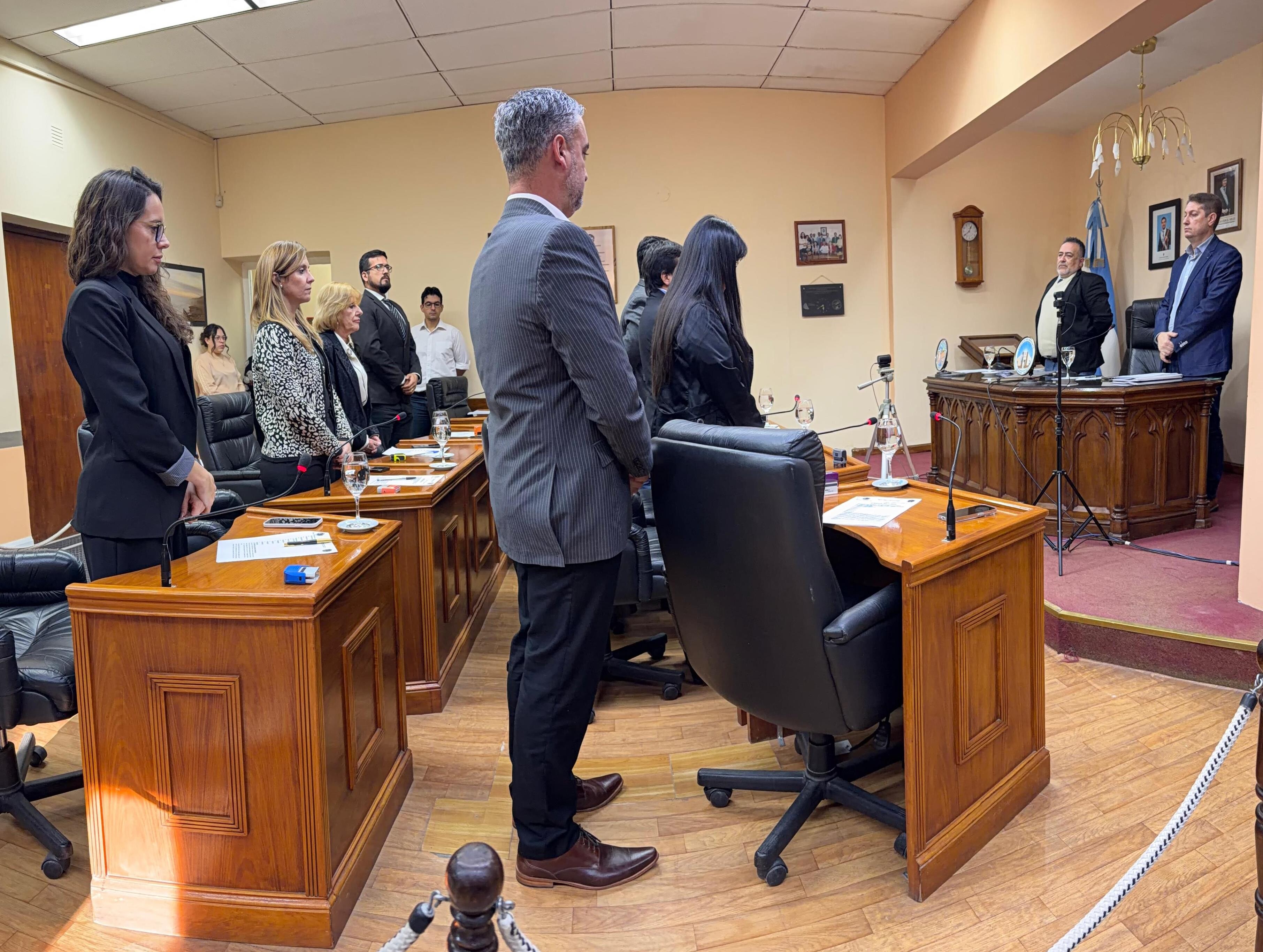 Concejales aprobaron los pliegos de los Jueces de Paz y rindieron homenaje al fallecido Angel González