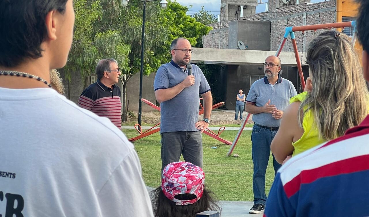 El asfalto que llega con los vecinos adentro: Rivadavia activa una obra esperada hace años