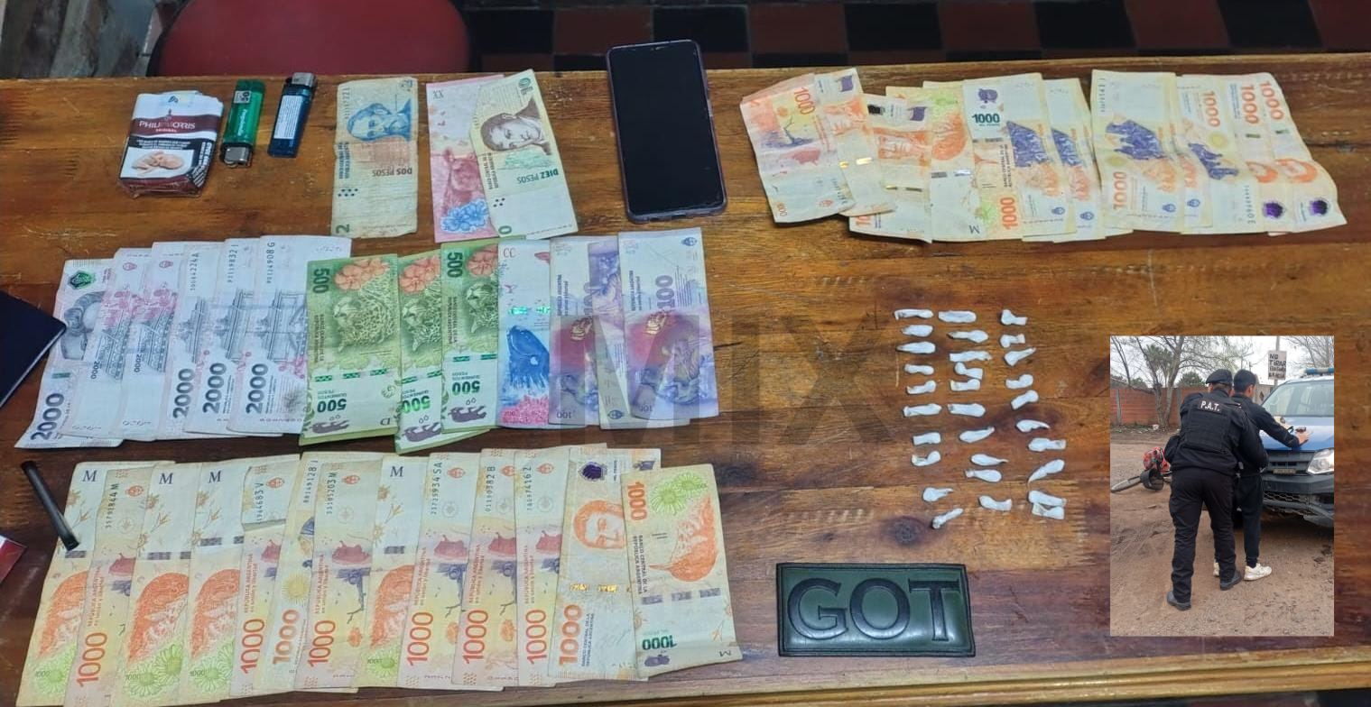 Atrapados con 30 envoltorios de cocaína y dinero en efectivo